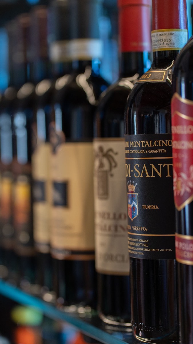Bottiglie in vetrina: Brunello di Montalcino e Vin Santo fra le etichette toscane