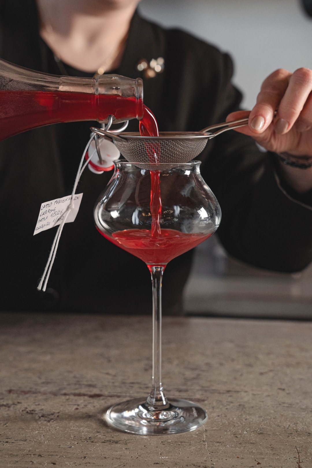 Vino rosso versato in una coppa da degustazione