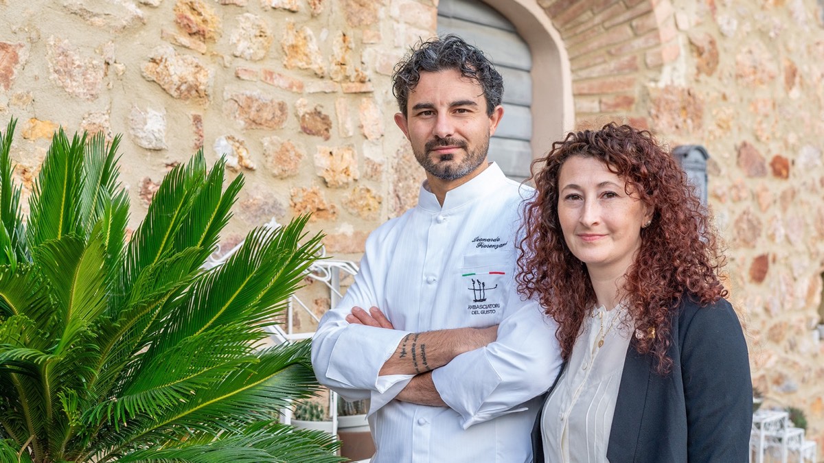Leonardo Fiorenzani e Michela Bigio davanti al muro in pietra del ristorante